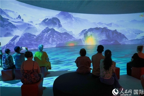 巴西民眾在活動(dòng)現(xiàn)場(chǎng)觀(guān)賞“走進(jìn)中國(guó)：沉浸式體驗(yàn)展”。人民網(wǎng)記者 陳海琪攝