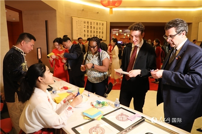 圖為美國民眾體驗中國春節(jié)民俗。人民網記者 李志偉攝