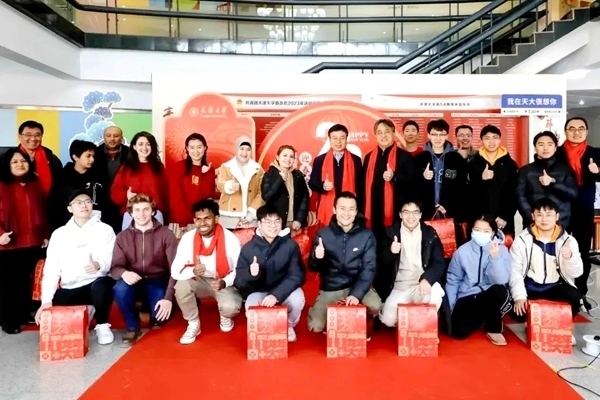 天津大學(xué)同學(xué)們收到新春大禮包。校方供圖