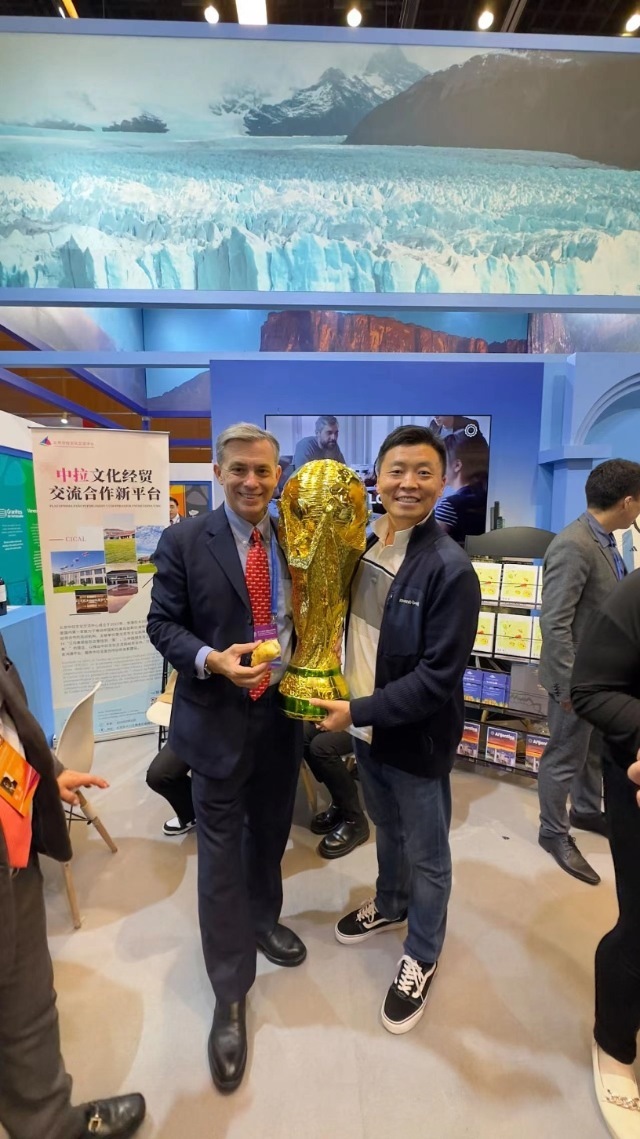 2022年，馬克西米與同事在上海。圖片由受訪者提供