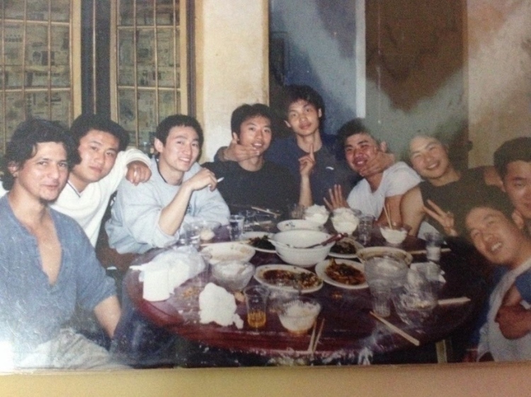 2007 年，卡洛斯·卡斯蒂略（左一）和他的中國朋友在武漢慶祝春節(jié)。圖片由受訪者提供