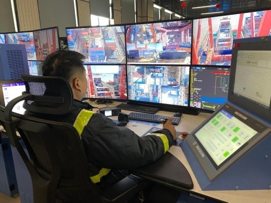圖為寧波舟山港梅山港區(qū)遠控操作室內(nèi)，橋吊司機在遠程控制橋吊裝卸。新華社記者魏一駿 攝