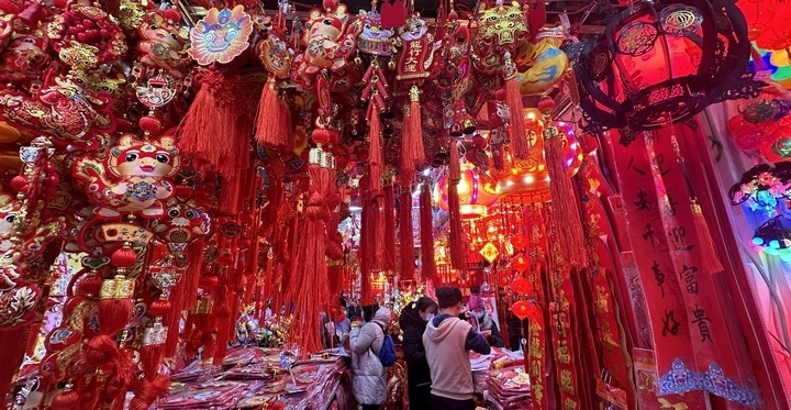 1月19日，市民在北京一商場(chǎng)內(nèi)選購(gòu)春節(jié)裝飾品。新華社記者李欣攝