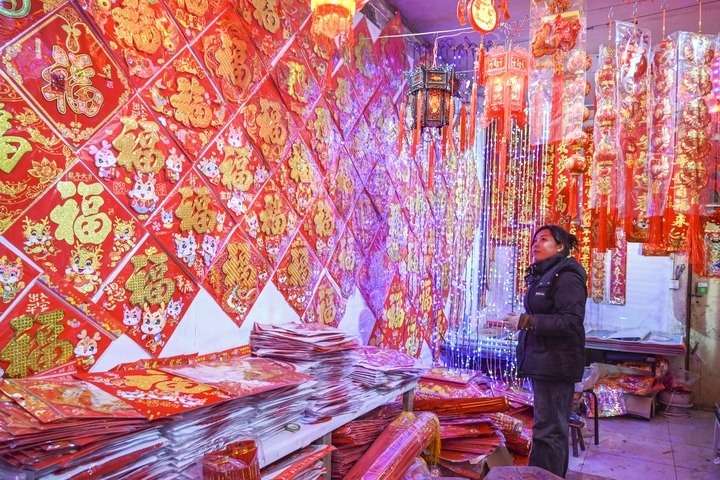 1月21日，在山西省晉中市平遙縣一家市場(chǎng)，市民在選購(gòu)年貨。新華社發(fā)（梁生仁攝）