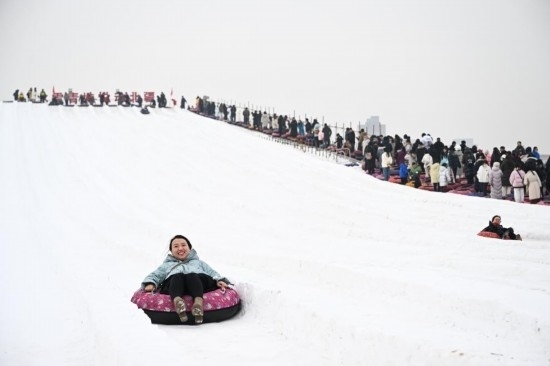 圖為1月18日，市民在內(nèi)蒙古賽馬場滑雪圈。新華社記者 貝赫 攝