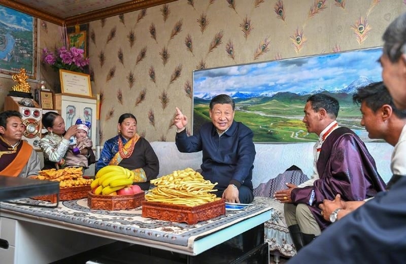 △2021年6月8日，習(xí)近平總書記在青海海北藏族自治州剛察縣果洛藏貢麻村，同藏族牧民索南才讓一家人圍坐在客廳聊家常。