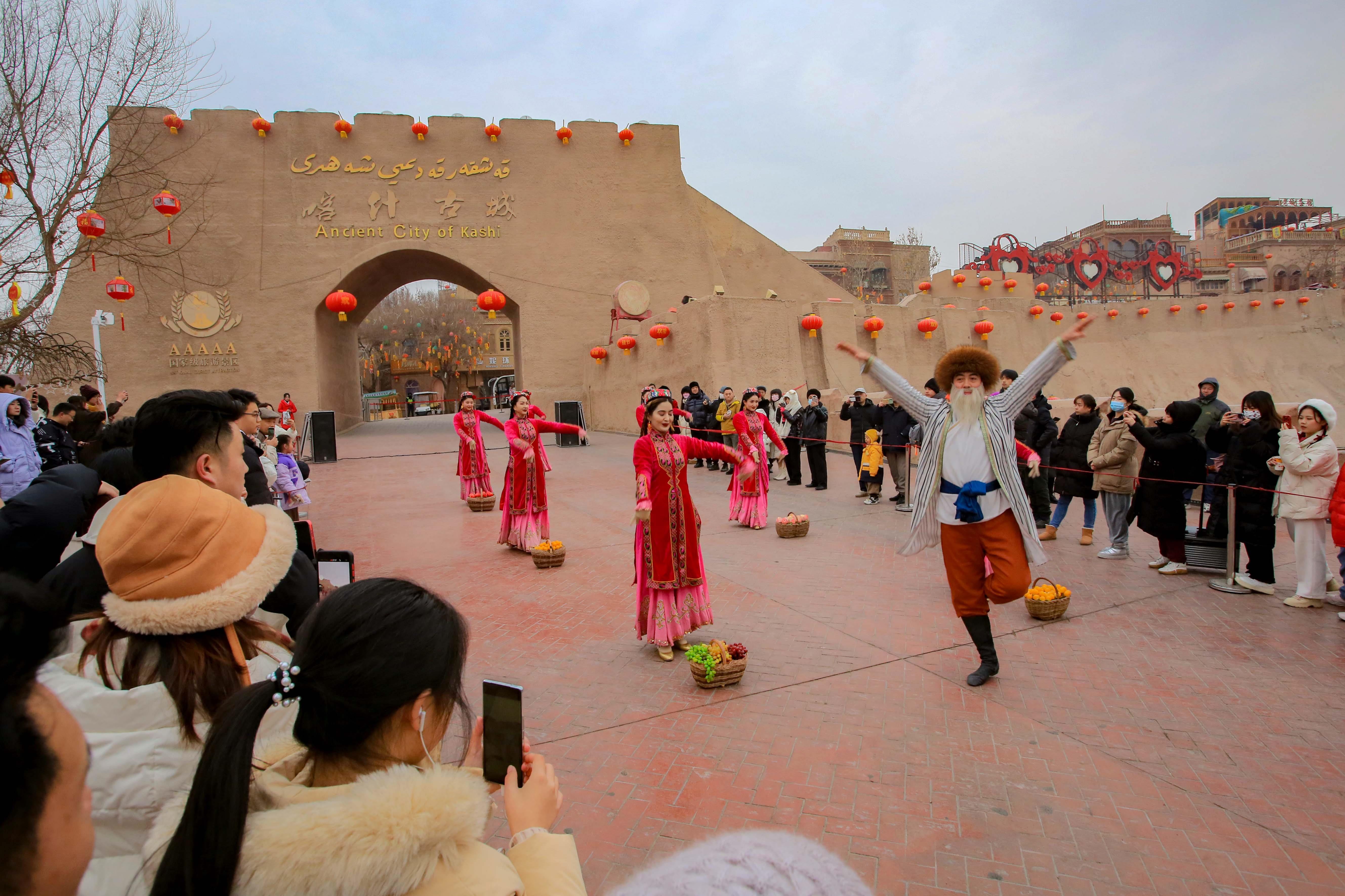 △2024年2月4日，演員在新疆喀什古城入城儀式上表演舞蹈。