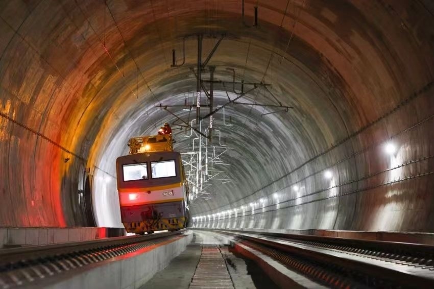 凌晨，接觸網(wǎng)作業(yè)車的燈光紅黃相間。胡鵬攝