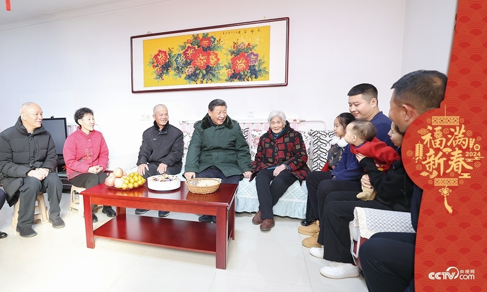 2024年2月1日，習(xí)近平總書記在天津市西青區(qū)辛口鎮(zhèn)第六埠村考察時(shí)，同村民杜洪剛一家人親切拉家常。