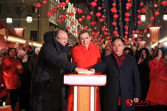 張漢暉、扎哈羅娃、科茲洛夫（從右至左）共同按下活動啟動按鈕。于子恒攝