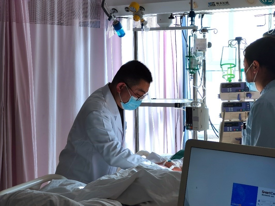 徐晉偉正在觀察患者體征。人民網(wǎng)記者 栗翹楚攝