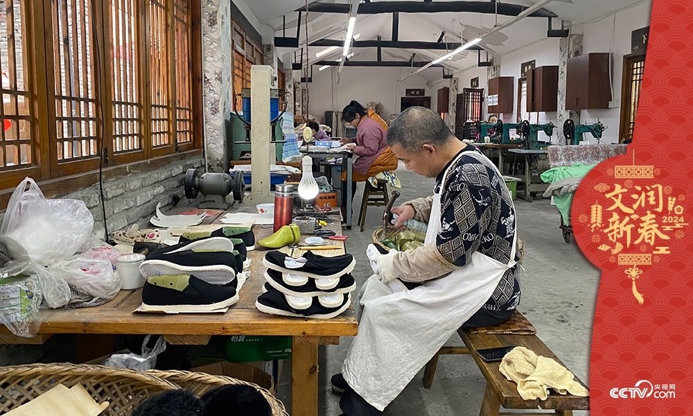 唐昌布鞋坊內(nèi)的工人正在趕制布鞋。王凡攝