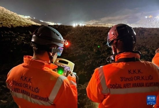 2月13日，救援人員在土耳其東部埃爾津詹省伊利奇區(qū)礦難現(xiàn)場(chǎng)工作。新華社發(fā)（穆斯塔法·卡亞攝）