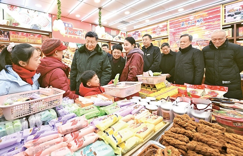 2024年2月1日至2日，中共中央總書(shū)記、國(guó)家主席、中央軍委主席習(xí)近平來(lái)到天津，看望慰問(wèn)基層干部群眾。這是1日下午，習(xí)近平在天津古文化街考察時(shí)，走進(jìn)店鋪同現(xiàn)場(chǎng)群眾互動(dòng)交流。 新華社記者 謝環(huán)馳/攝