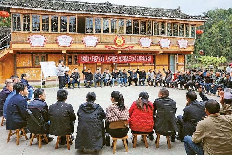 圖為2023年4月6日，貴州省黔東南苗族侗族自治州施秉縣白垛鄉(xiāng)白垛村村民在討論產(chǎn)業(yè)發(fā)展、人居環(huán)境提升、鄉(xiāng)村文明建設相關事宜。 人民圖片 磨桂賓/攝