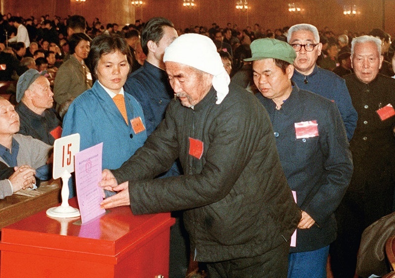 我國現(xiàn)行憲法于1982年12月4日由第五屆全國人大第五次會議通過并公布施行。根據(jù)改革開放和社會主義現(xiàn)代化建設的實踐和發(fā)展，全國人大于1988年、1993年、1999年、2004年、2018年先后5次作出必要的、也是十分重要的修正。圖為出席第五屆全國人民代表大會第五次會議的代表投票表決《中華人民共和國憲法》（資料照片）。 新華社發(fā)