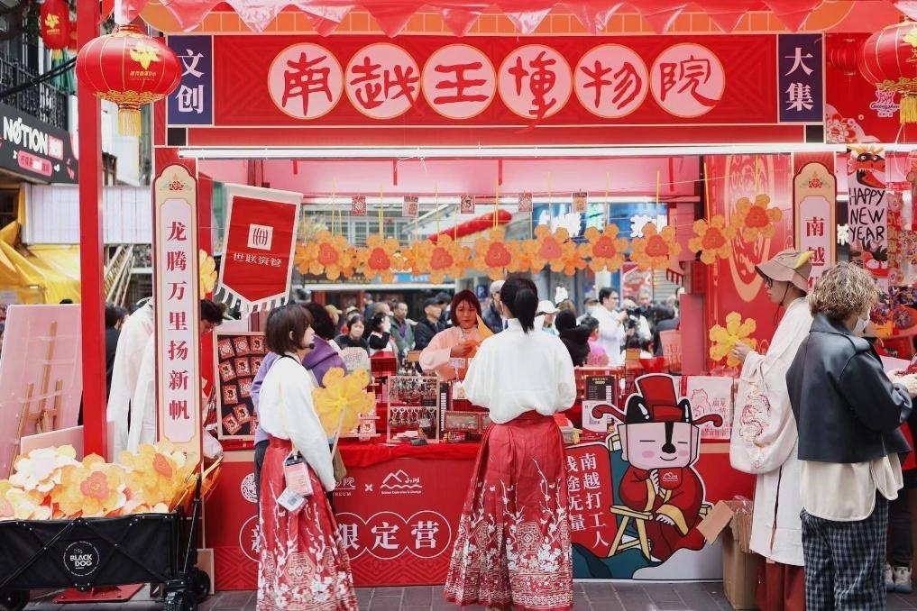在西湖花市的南越王博物院攤位，文創(chuàng)與花市的跨界融合吸引了不少市民游客駐足。（南越王博物院供圖）
