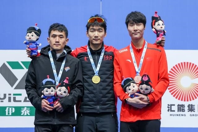 1月12日，“十四冬”速度滑冰（公開組）男子500米比賽，冠軍黑龍江隊選手高亭宇（中）、亞軍遼寧隊選手楊濤（左）、季軍河北隊選手李添龍在頒獎儀式上合影。新華社記者 王楷焱 攝