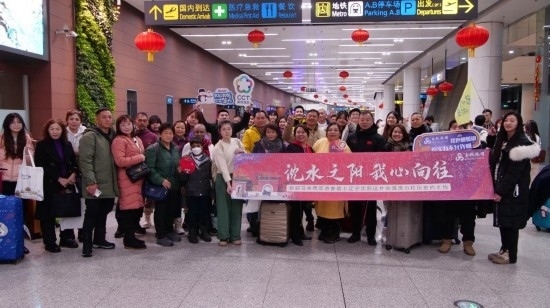 2月11日，一批馬來(lái)西亞游客抵達(dá)沈陽(yáng)桃仙國(guó)際機(jī)場(chǎng)。新華社發(fā)