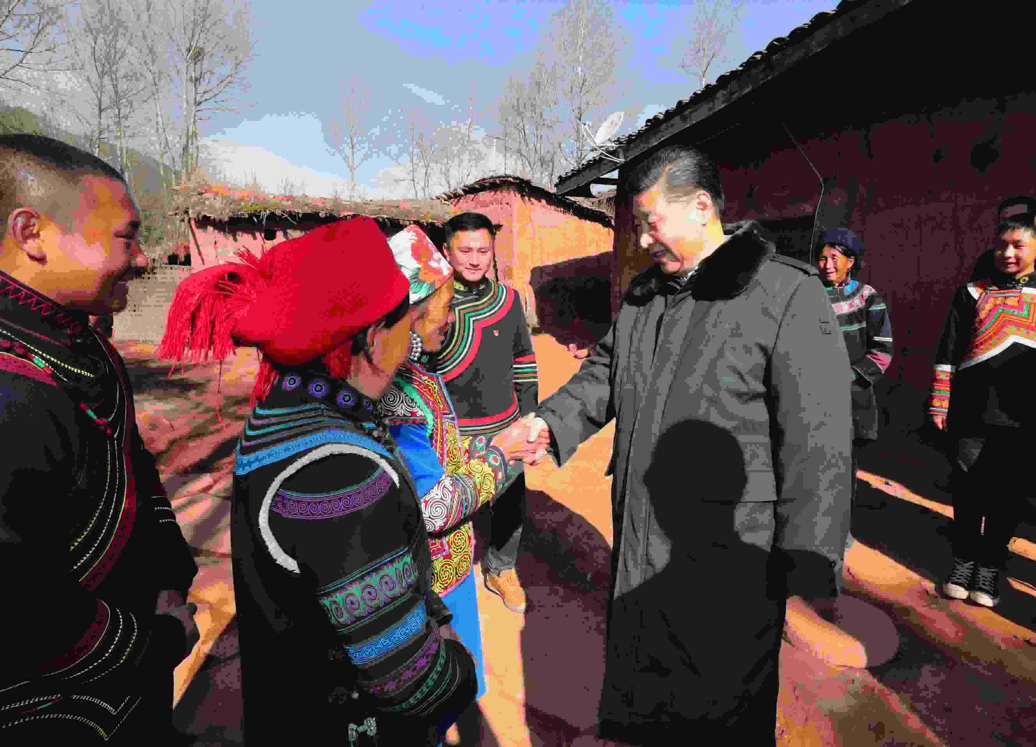 △ 2018年2月11日，習(xí)近平總書記驅(qū)車2個多小時，從四川西昌市來到位于大涼山深處的昭覺縣三岔河鄉(xiāng)三河村、解放鄉(xiāng)火普村，走進(jìn)彝族貧困群眾家中，看實情、問冷暖、聽心聲，同當(dāng)?shù)馗刹咳罕姽采叹珳?zhǔn)脫貧之策。