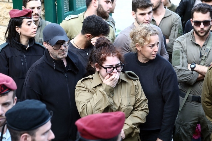 1月23日，在以色列特拉維夫的一處公墓，人們參加一名以色列士兵的葬禮。新華社發(fā)（吉德翁·馬科維奇攝/基尼圖片社）