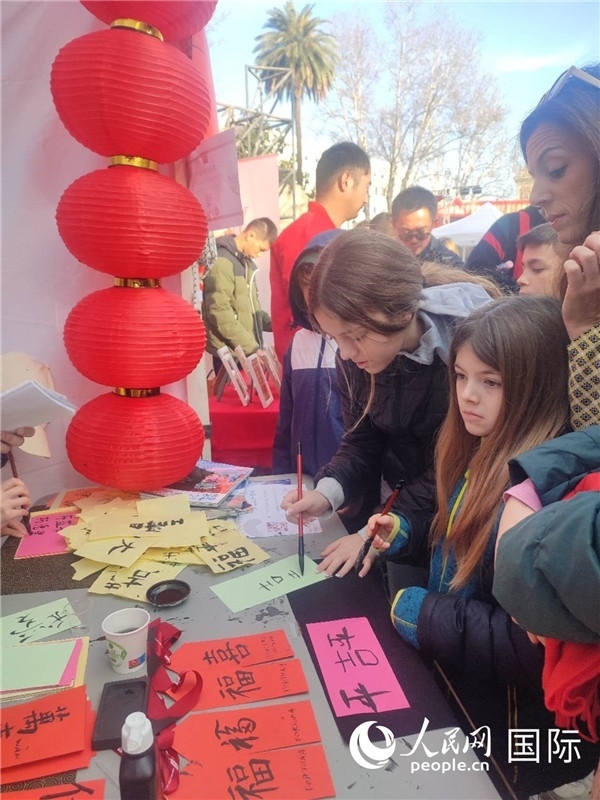 羅馬當(dāng)?shù)孛癖妼h字充滿興趣。人民網(wǎng)記者鄭彬攝