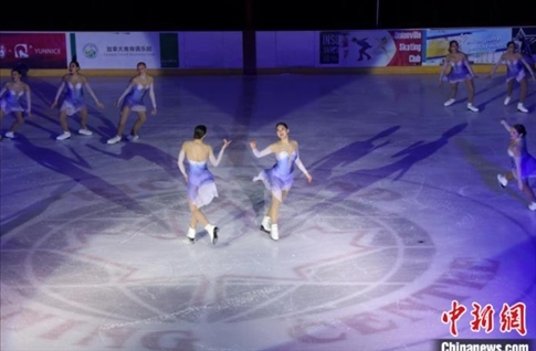 當?shù)貢r間2月17日晚，青少年冰上春晚在加拿大多倫多舉行。圖為曾獲加拿大全國冠軍的一支青少年花滑隊進行集體自由滑表演。 中新社記者 余瑞冬 攝