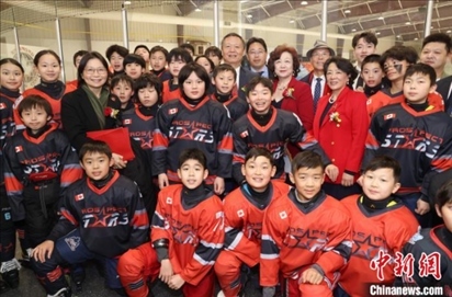 當?shù)貢r間2月17日晚，青少年冰上春晚在加拿大多倫多舉行。圖為中國駐多倫多總領事羅偉東和主辦方代表、與會嘉賓與“未來之星”冰球隊華裔少年冰球手們合影。 中新社記者 余瑞冬 攝