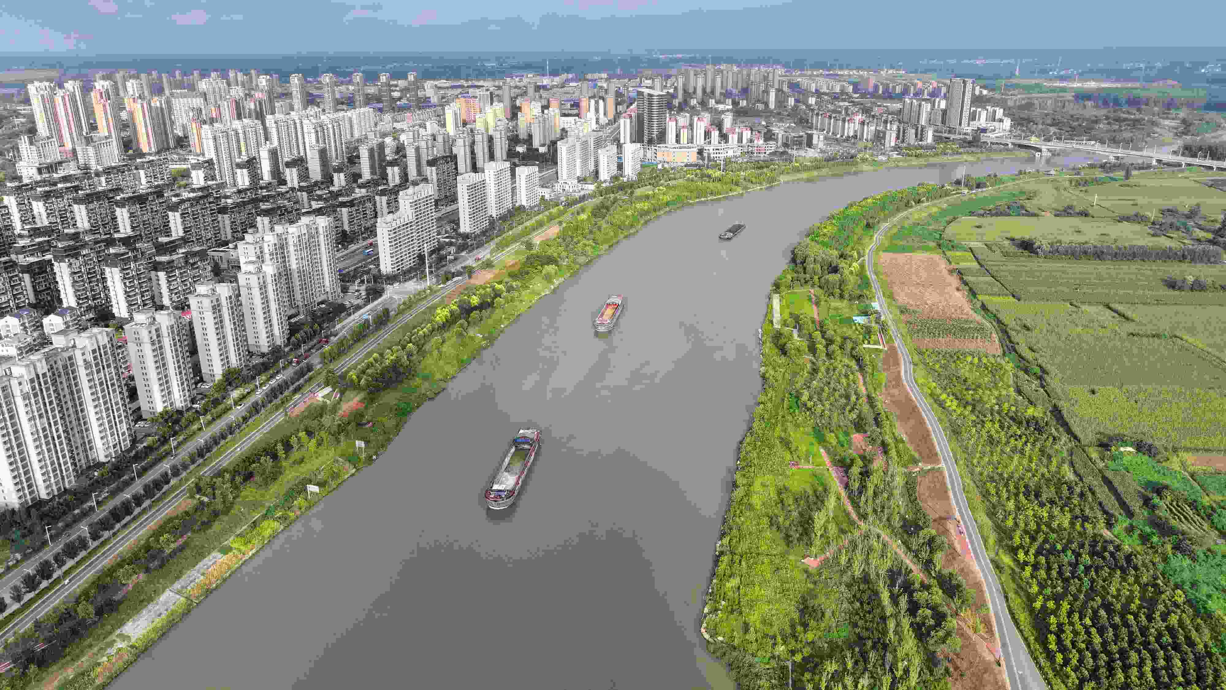 △ 2023年8月21日，安徽阜陽，初秋時節(jié)，界首城市建設(shè)與沙潁河水系、橋梁和綠植相映襯，構(gòu)成一幅生態(tài)宜居的美麗畫卷。