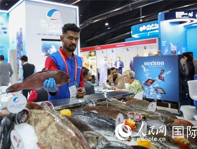 海灣食品展上，一位展商在展示海產(chǎn)品。人民網(wǎng) 塔里克·易卜拉欣攝