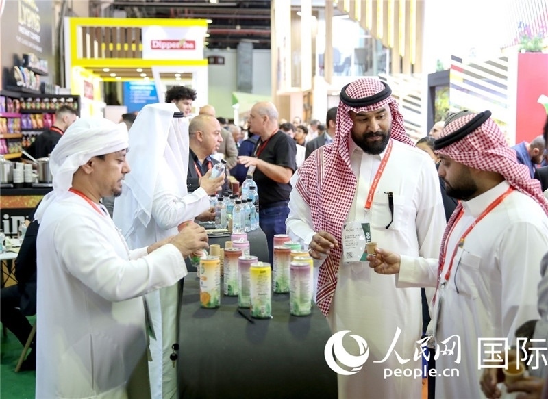 圖為專業(yè)觀眾在海灣食品展飲料展區(qū)參觀。人民網(wǎng) 塔里克·易卜拉欣攝