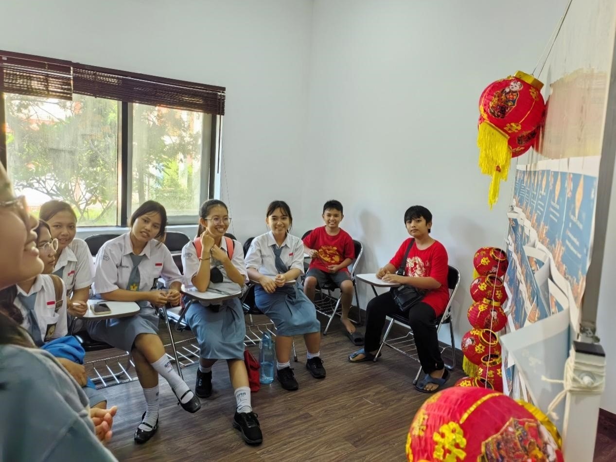 學生們踴躍參與猜燈謎活動。巴陵康孔子學院供圖