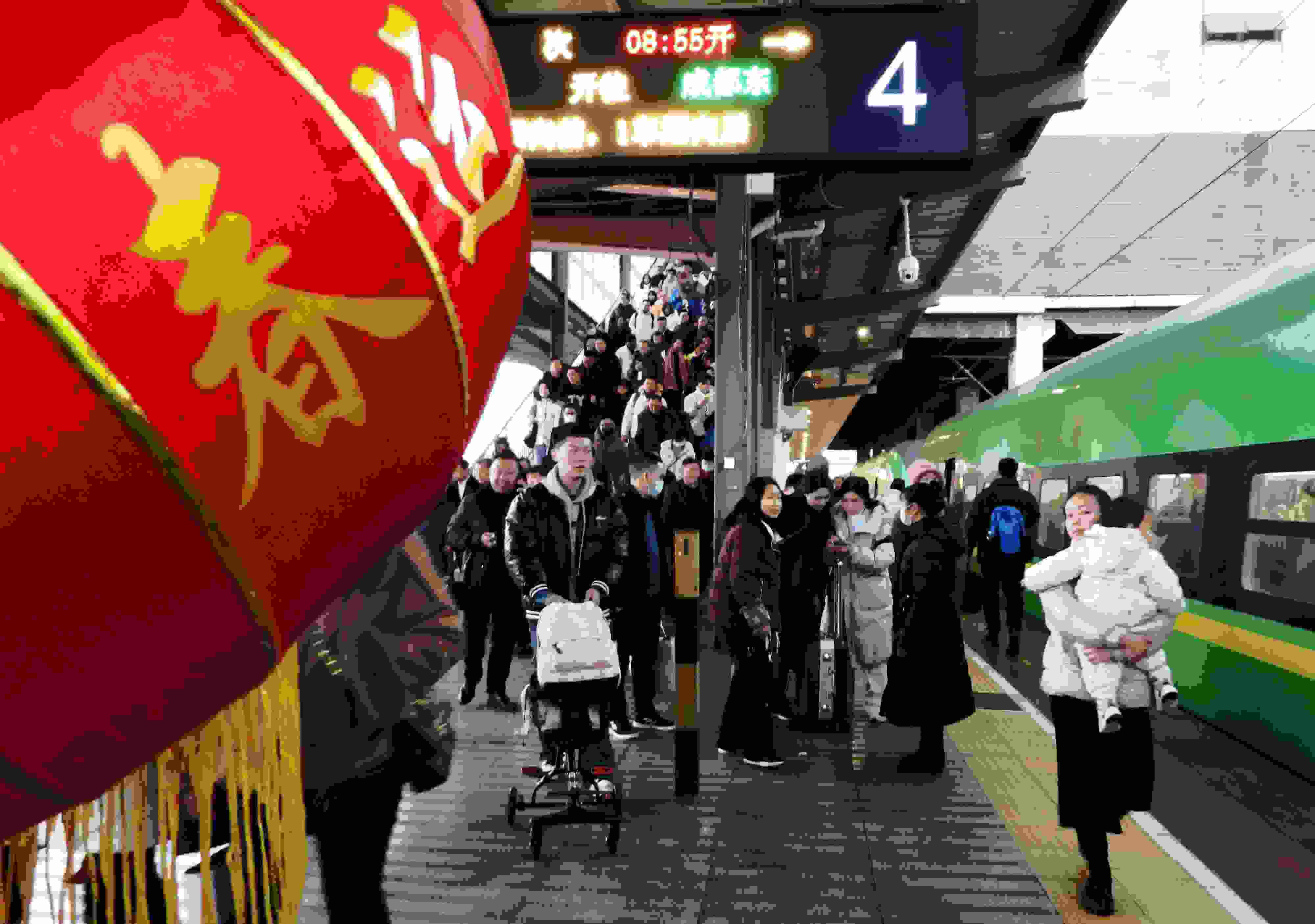 △ 2024年1月26日，四川省達(dá)州市車站，準(zhǔn)備乘坐“復(fù)興號(hào)”動(dòng)車組列車出行的旅客。