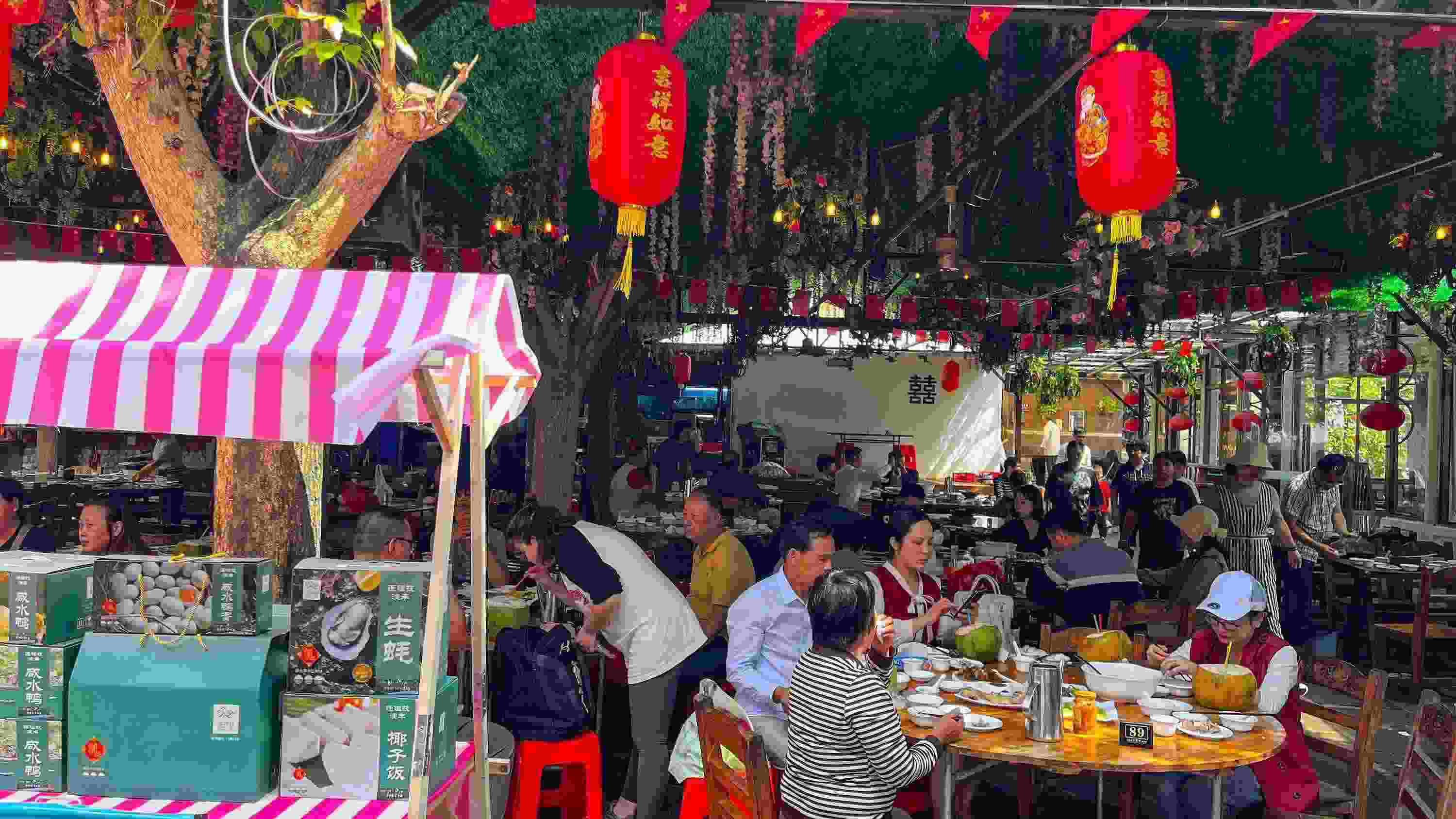 △ 2024年2月17日，春節(jié)假期最后一天，?？卩l(xiāng)村旅游持續(xù)火爆，眾多游客前往漁家樂品嘗特色海鮮和鄉(xiāng)村美食。