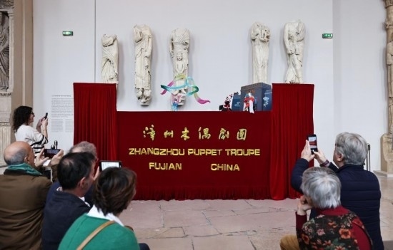 2月10日，在位于法國(guó)巴黎埃菲爾鐵塔附近的“建筑與遺產(chǎn)之城”博物館，觀眾欣賞漳州布袋木偶戲。新華社記者高靜攝
