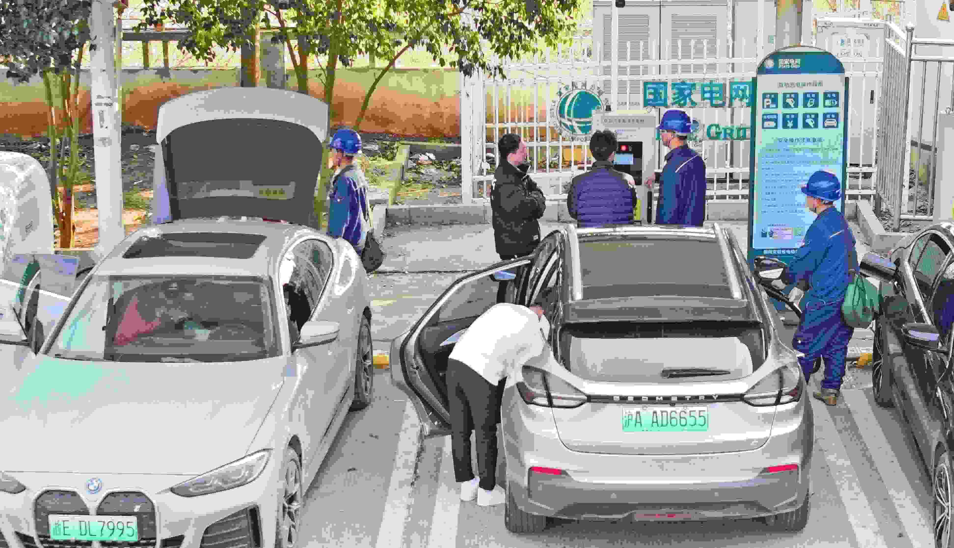 △ 2024年2月17日，安徽滁州來安縣大英鎮(zhèn)境內(nèi)的G36寧洛高速曹莊服務(wù)區(qū)，滁州市供電公司工作人員協(xié)助電動(dòng)汽車車主高效解決充電中遇到的問題。