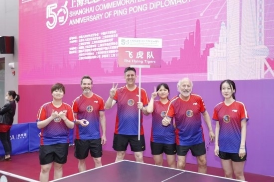 2021年，歐君廷（左三）參加上海紀(jì)念中美乒乓外交50周年活動