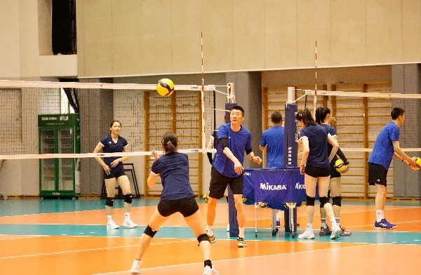 女排隊員在訓(xùn)練中。人民網(wǎng)記者李乃妍攝