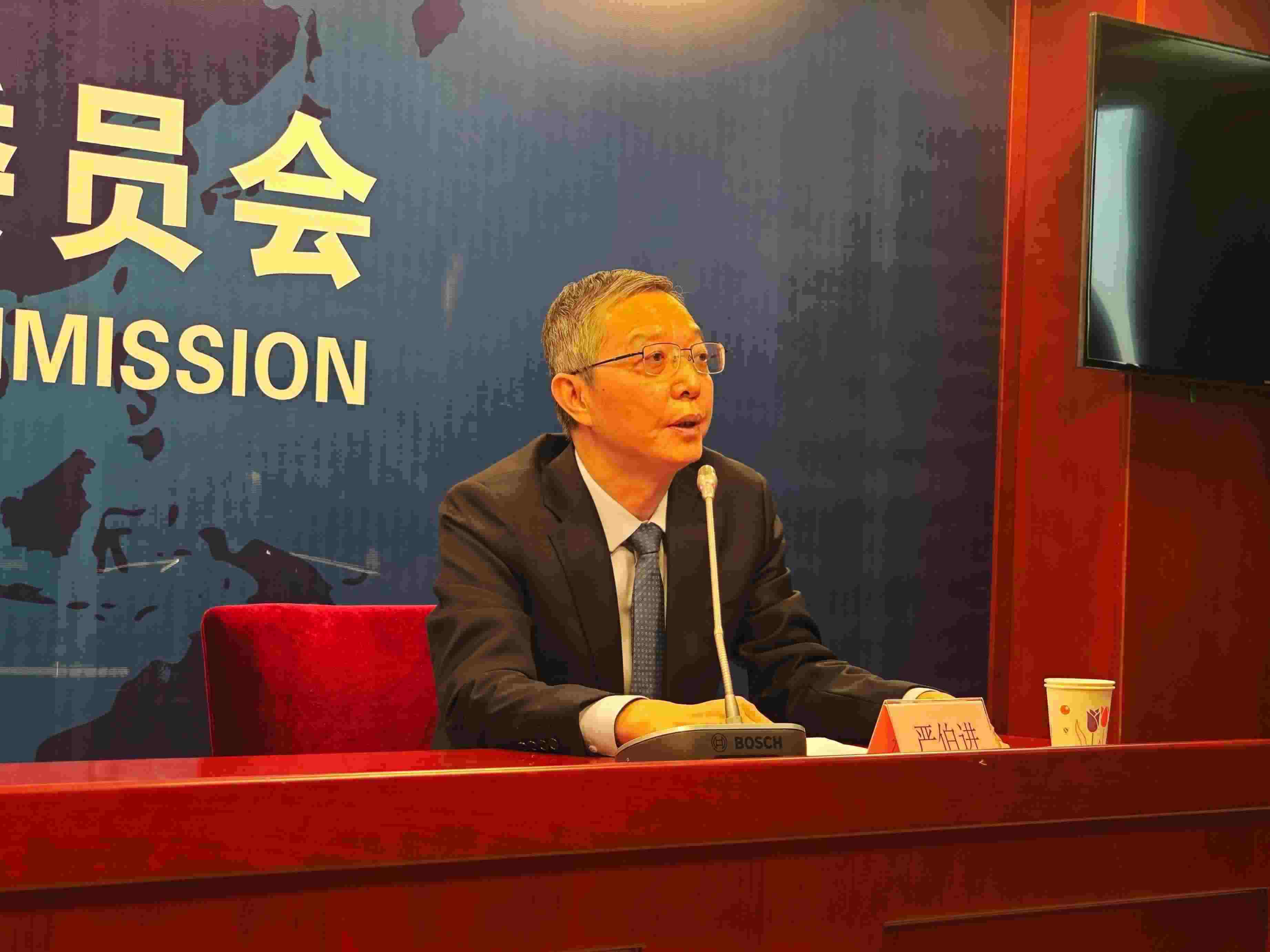 2月23日，嚴伯進在證監(jiān)會例行新聞發(fā)布會現(xiàn)場。 人民網(wǎng) 黃盛 攝