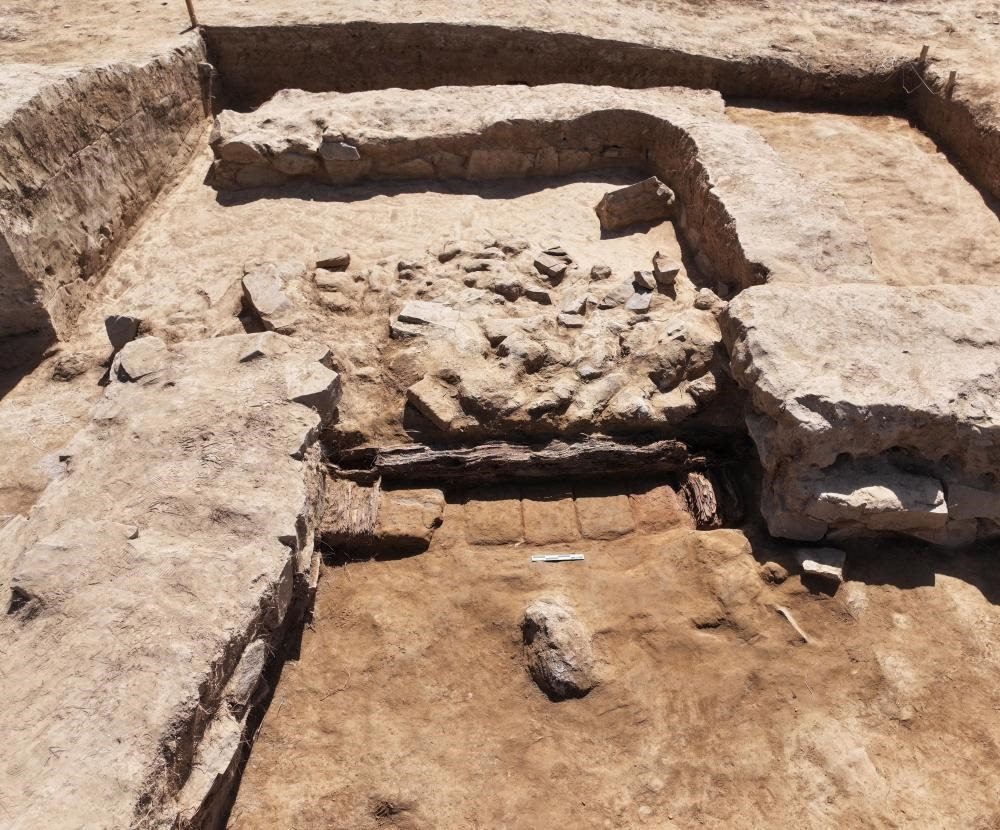 這是都蘭熱水墓群北一區(qū)M37號（“羊圈墓”）祭祀建筑的木質(zhì)門構(gòu)。