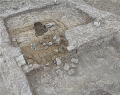 這是都蘭熱水墓群北一區(qū)M37號（“羊圈墓”）祭臺的砌磚。