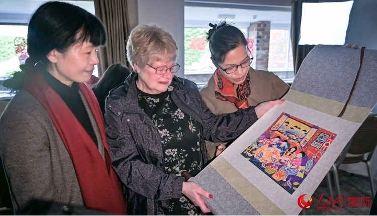 贈(zèng)送舟山漁民畫(huà)。人民網(wǎng) 郭錦標(biāo)攝