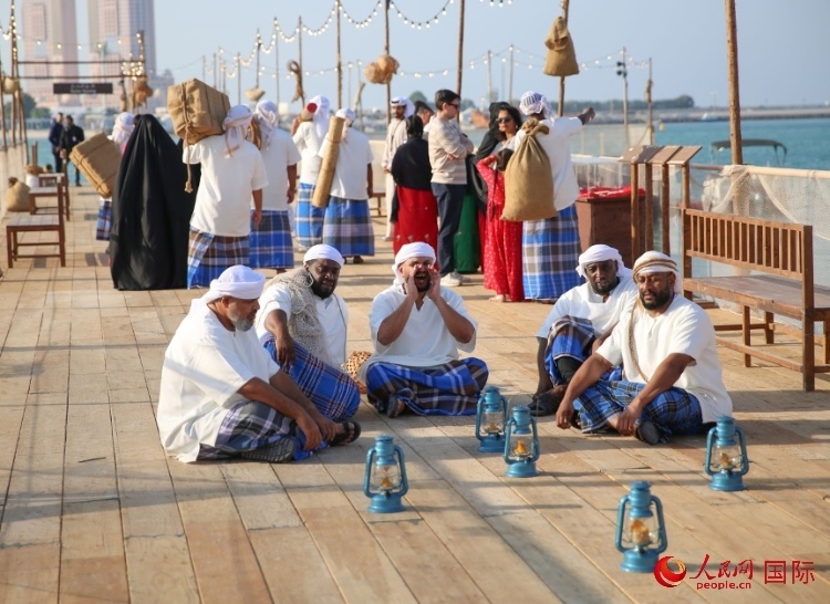 演藝人員展示售賣產(chǎn)品的場景。人民網(wǎng) 塔里克·易卜拉欣攝