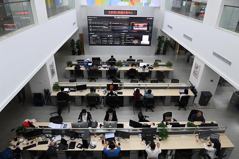 2023年12月12日，中國(guó)－東盟信息港股份有限公司員工在工作中。