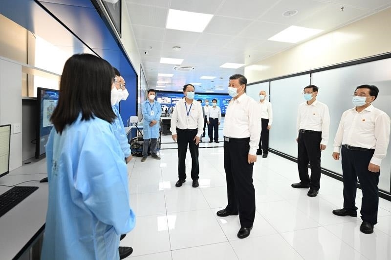 2023年7月6日，習(xí)近平總書記在江蘇南京市考察紫金山實(shí)驗(yàn)室時(shí)，同科研人員親切交流。