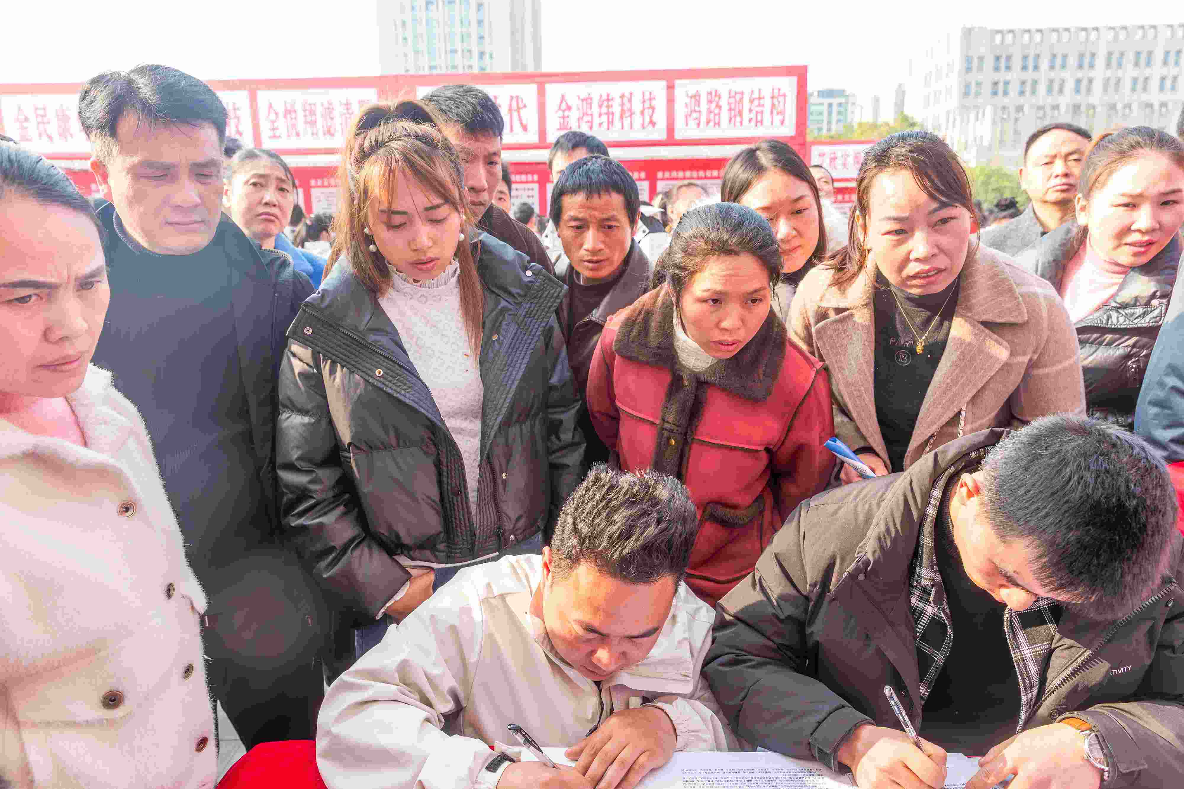 △ 2024年2月19日，重慶市南川區(qū)舉辦2024“春風(fēng)行動(dòng)”招聘會(huì)，為企業(yè)和求職者牽線搭橋，助力務(wù)工人員返崗就業(yè)、企業(yè)復(fù)產(chǎn)復(fù)工。