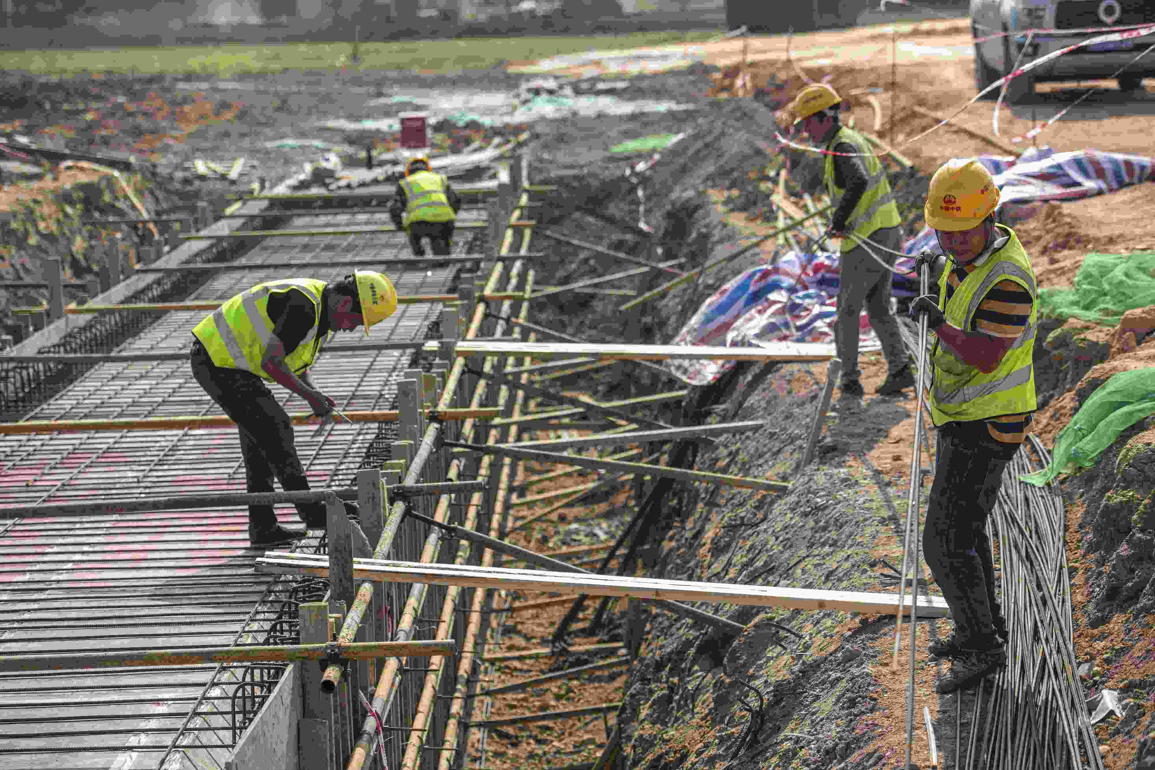 △ 2024年2月20日，海南省瓊海市，工程機(jī)械在博鰲樂城國(guó)際醫(yī)療旅游先行區(qū)康健路上加緊施工。