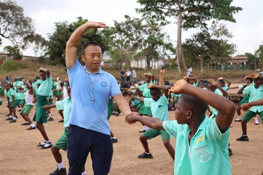 2月20日，在塞拉利昂首都弗里敦，來自塞拉利昂大學(xué)孔子學(xué)院的武術(shù)教師劉偉在為當(dāng)?shù)貙W(xué)生上武術(shù)課。