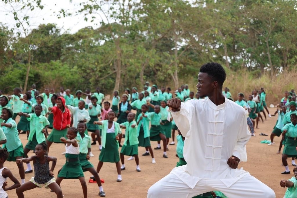 2月20日，在塞拉利昂首都弗里敦，當(dāng)?shù)貙W(xué)生在上武術(shù)課。