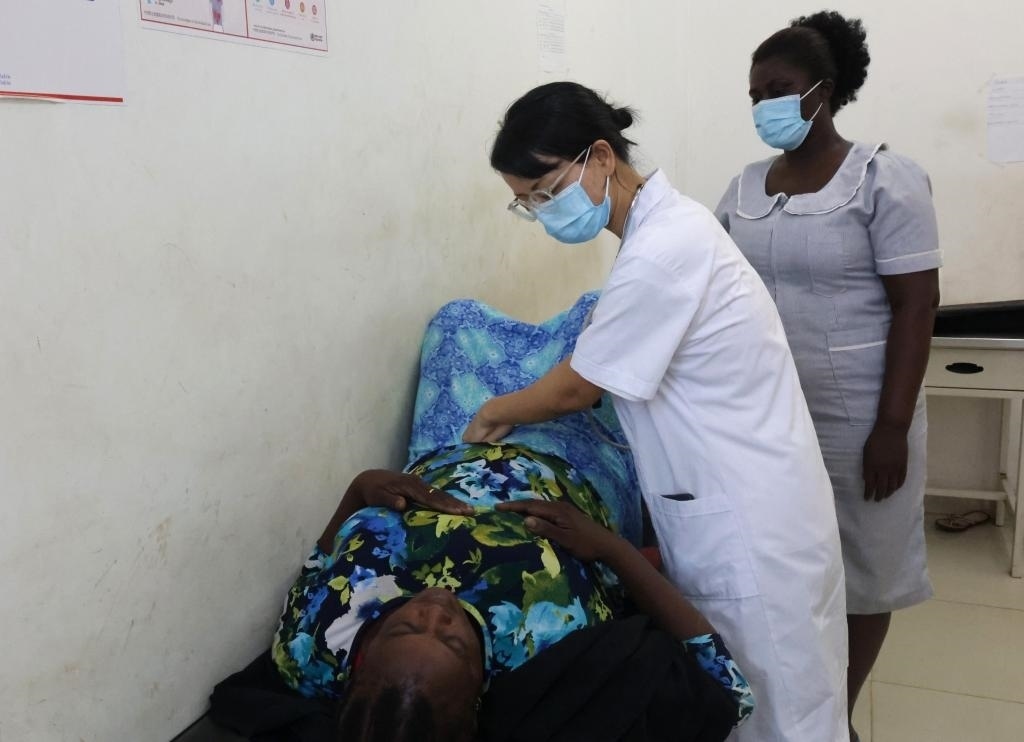 2023年2月27日，在塞拉利昂首都弗里敦，一名中國醫(yī)療隊(duì)的醫(yī)生正在為患者檢查身體。